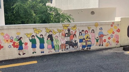 机周り、カーテンを通して夕焼け